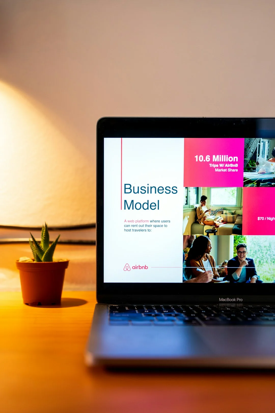 Une tablette moderne et un smartphone affichant du contenu web sur une surface réfléchissante, mettant en avant la technologie et la connectivité.